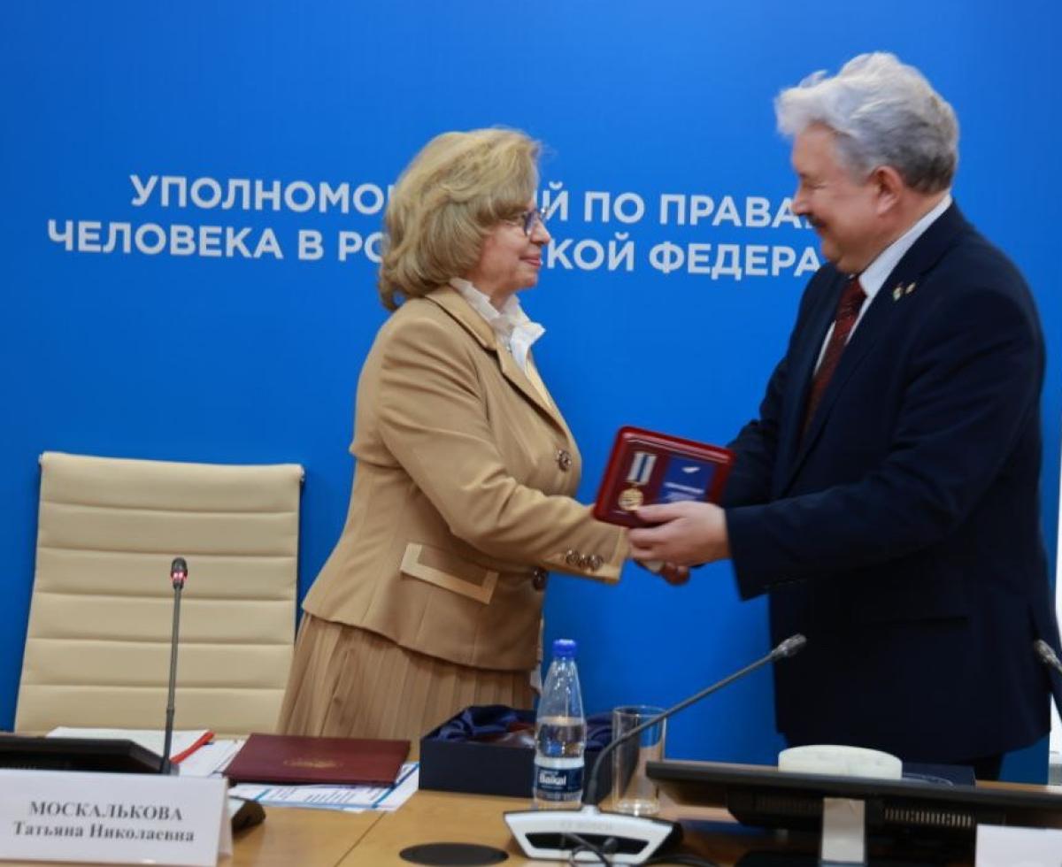 Татьяна  МОСКАЛЬКОВА   наградила Сергея Бабурина почетным знаком «За заслуги в защите прав человека»